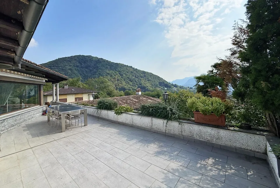 BEAUTIFUL VILLA 5.5 ROOMS WITH LAKE VIEW AND INDOOR POOL IN PURA – photo 12 of 17