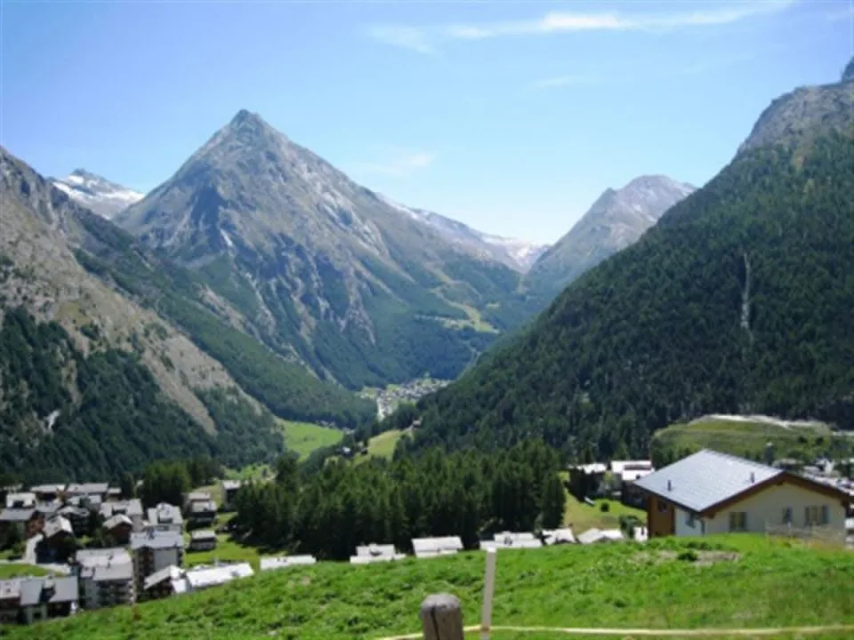 Alpji neue 2.5 Zimmerwohnung in einem der ältesten Weiler Hohnegg oberhalb Saas-Fee. Sportlicher Zugang vom Dorfzentrum, der Lomatte oder Wildi. Mit dem E-bike ganzjährig erreichbar. – Foto 7 von 12