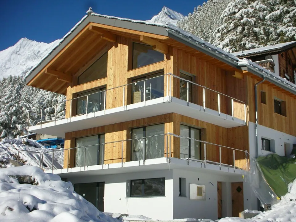 Alpji neue 2.5 Zimmerwohnung in einem der ältesten Weiler Hohnegg oberhalb Saas-Fee. Sportlicher Zugang vom Dorfzentrum, der Lomatte oder Wildi. Mit dem E-bike ganzjährig erreichbar. – Foto 11 von 12