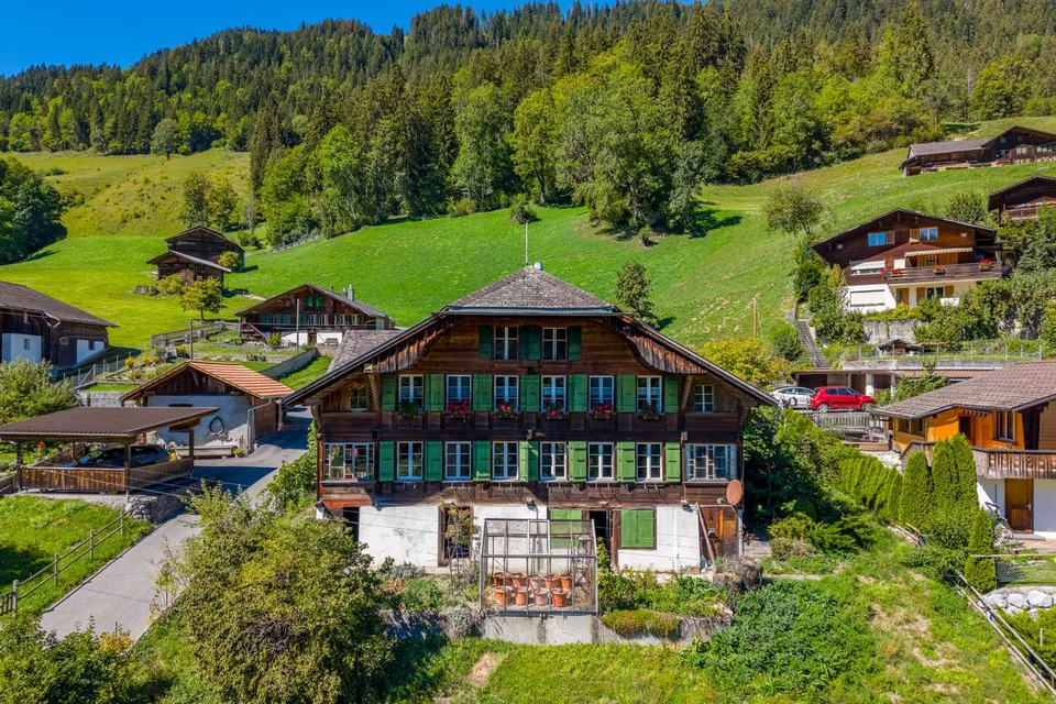 Casa colonica Simmental con due appartamenti e vista libera sulla montagna – foto 1 di 12