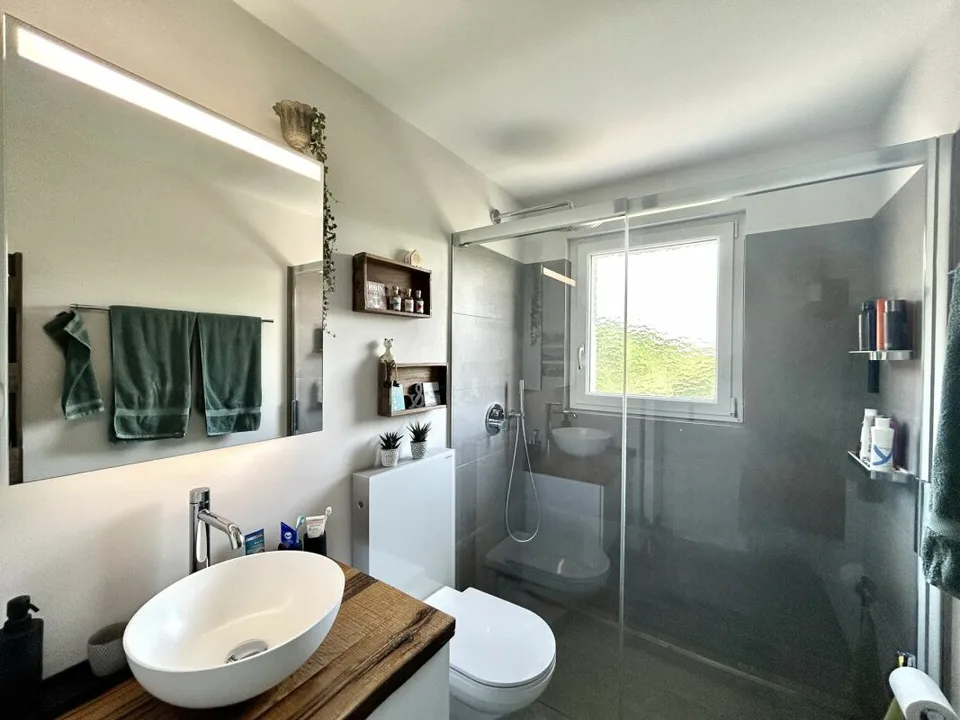 Posizione tranquilla e idillica, casa unifamiliare modernizzata in ottime condizioni ! – foto 9 di 12
