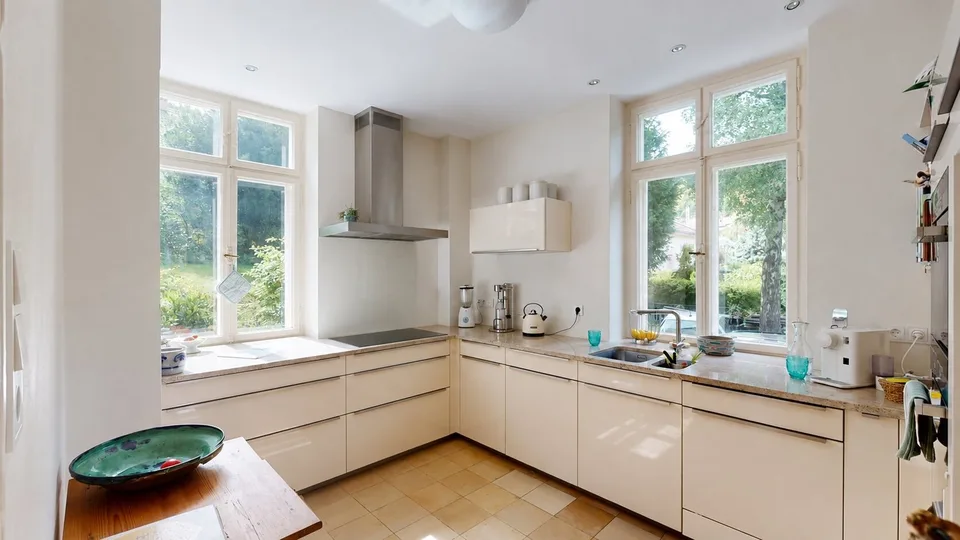 Dreamy country house villa with large garden, private driveway, and a view of the greenery – photo 6 of 12