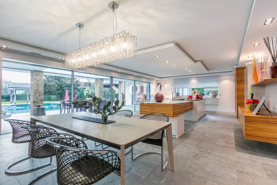 Villa de prestige, avec piscine, implanté sur un terrain de 2521 m² – photo 6 sur 9