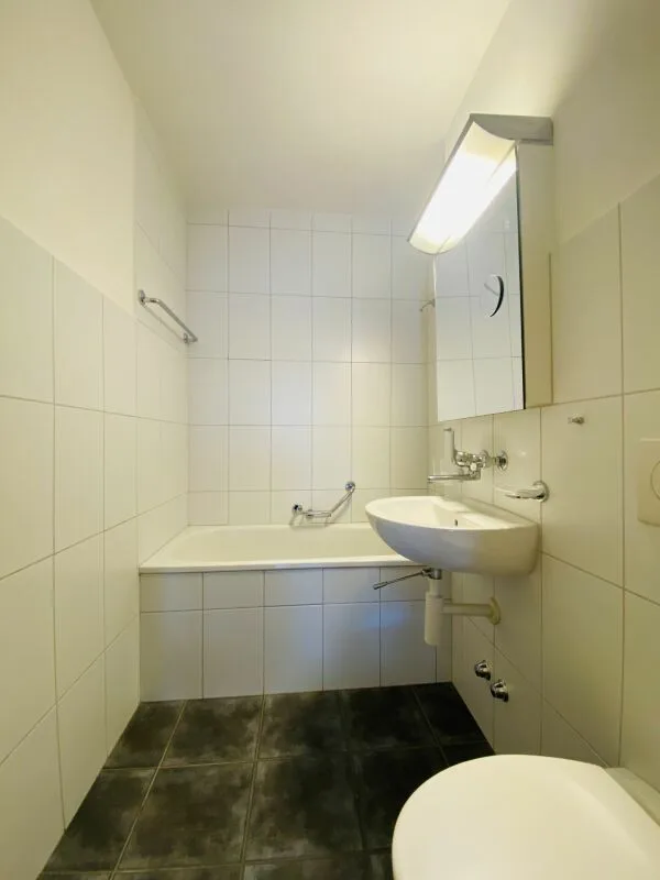 Gepflegte 1.5-Zimmerwohnung mit Lift und Balkon – Foto 4 von 5