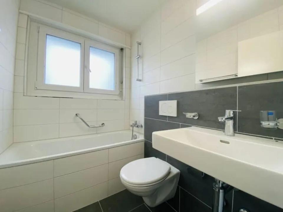 gepflegte 4 Zimmerwohnung im Hochparterre mit Balkon per sofort – Foto 3 von 11