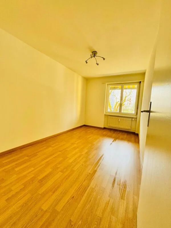gepflegte 4 Zimmerwohnung im Hochparterre mit Balkon per sofort – Foto 4 von 11