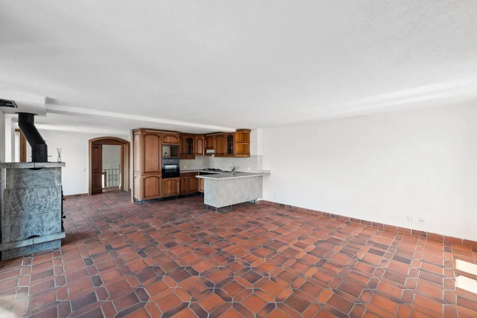 Haus mit 3 Apartments, großzügigen Räumen und atemberaubendem Blick – Foto 9 von 13