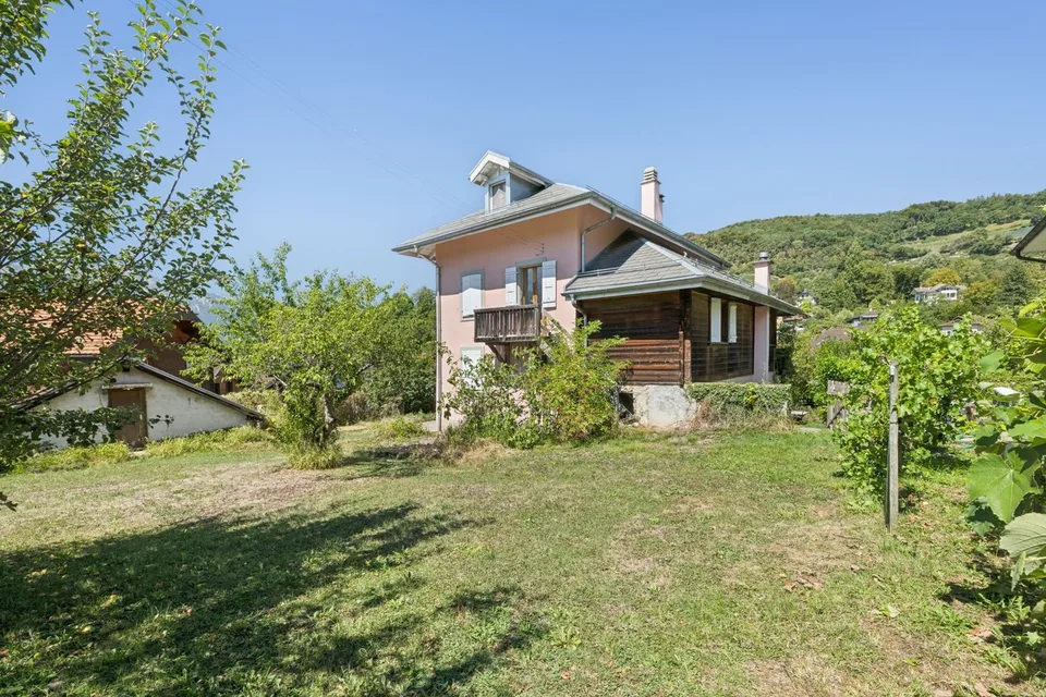 Haus mit 3 Apartments, großzügigen Räumen und atemberaubendem Blick – Foto 3 von 13