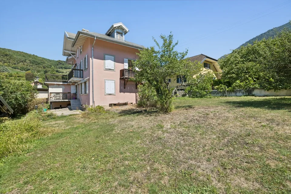 Haus mit 3 Apartments, großzügigen Räumen und atemberaubendem Blick – Foto 2 von 13
