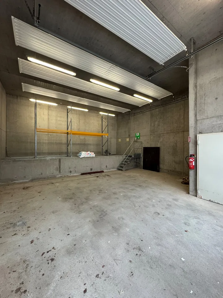 Gelände und Gebäude in Gewerbezone A – Foto 4 von 6