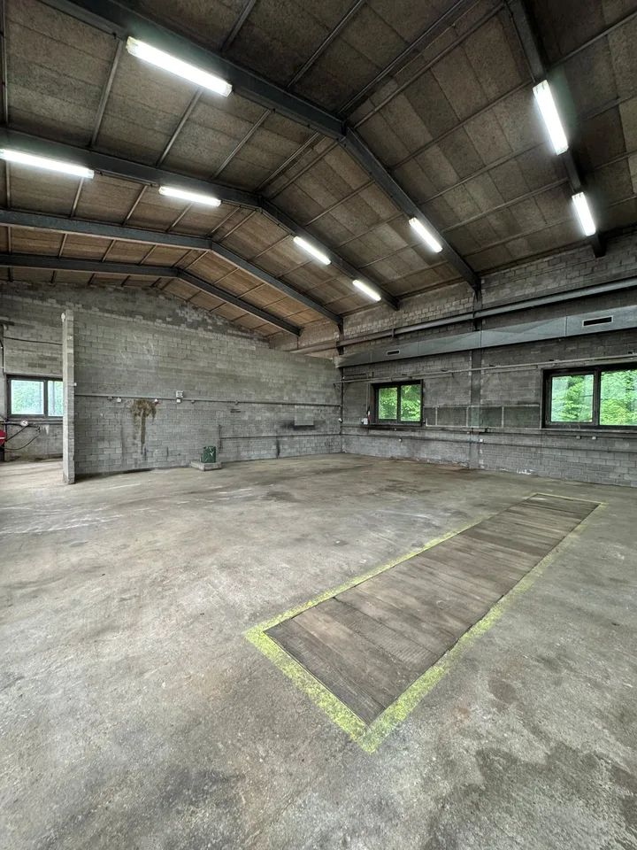 Gelände und Gebäude in Gewerbezone A – Foto 2 von 6