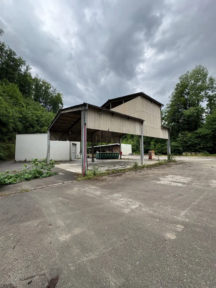 Gelände und Gebäude in Gewerbezone A – Foto 3 von 6