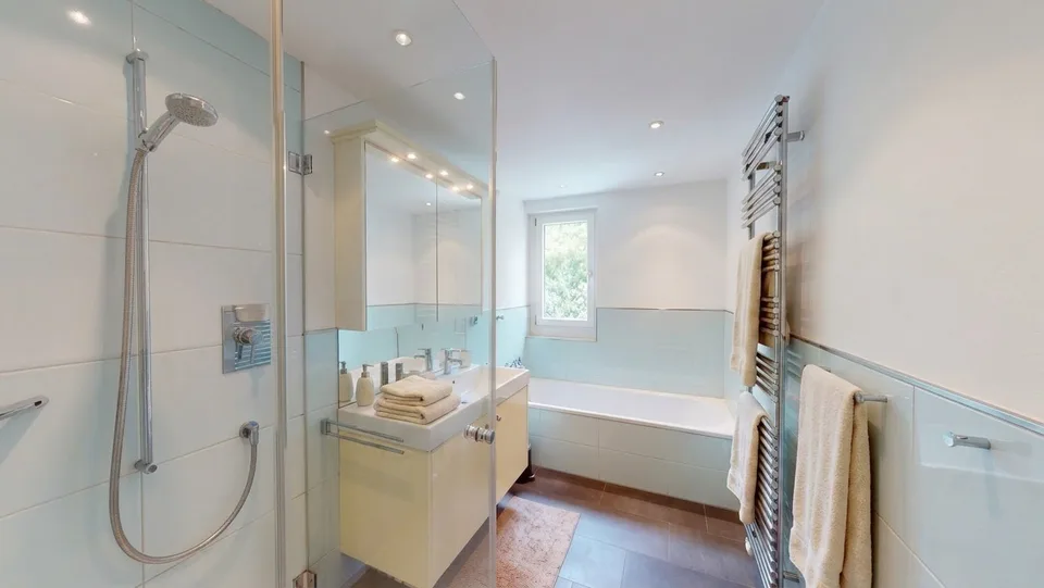 10 Zimmer Villa mit Pool in ruhiger Lage von Binningen – Foto 10 von 13