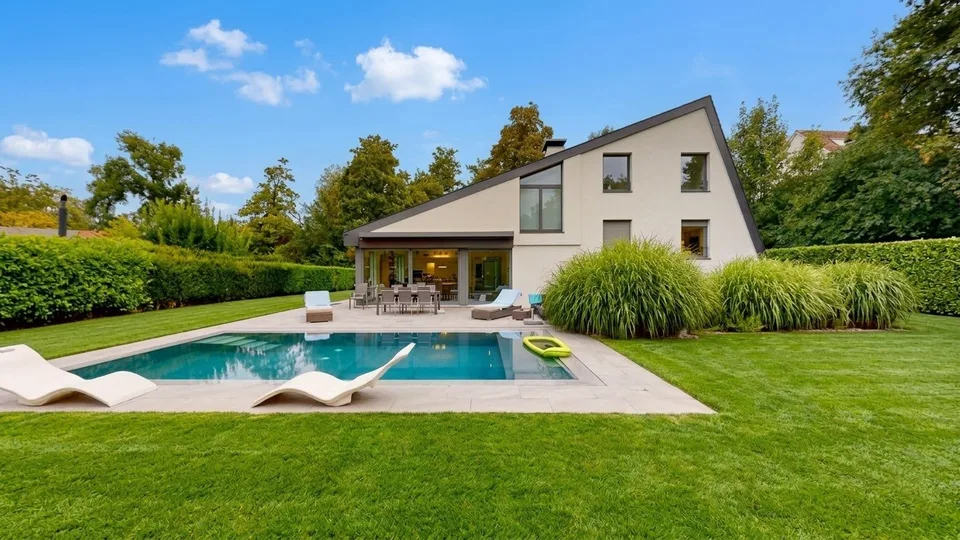 10 Zimmer Villa mit Pool in ruhiger Lage von Binningen – Foto 2 von 13