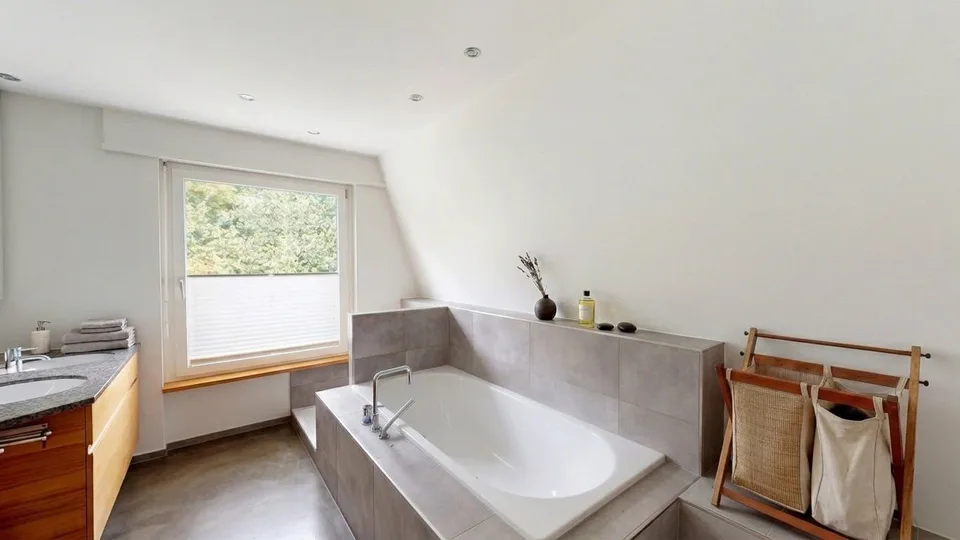 10 Zimmer Villa mit Pool in ruhiger Lage von Binningen – Foto 7 von 13
