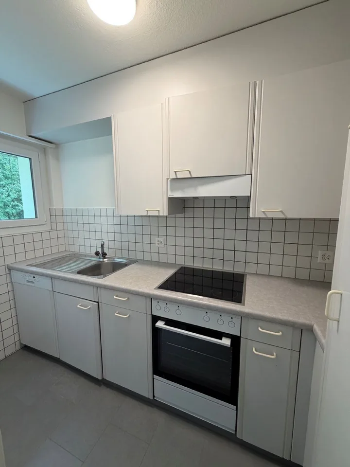 Appartement partiellement rénové dans un endroit calme entouré de verdure, directement au bord de la forêt ! – photo 4 sur 10