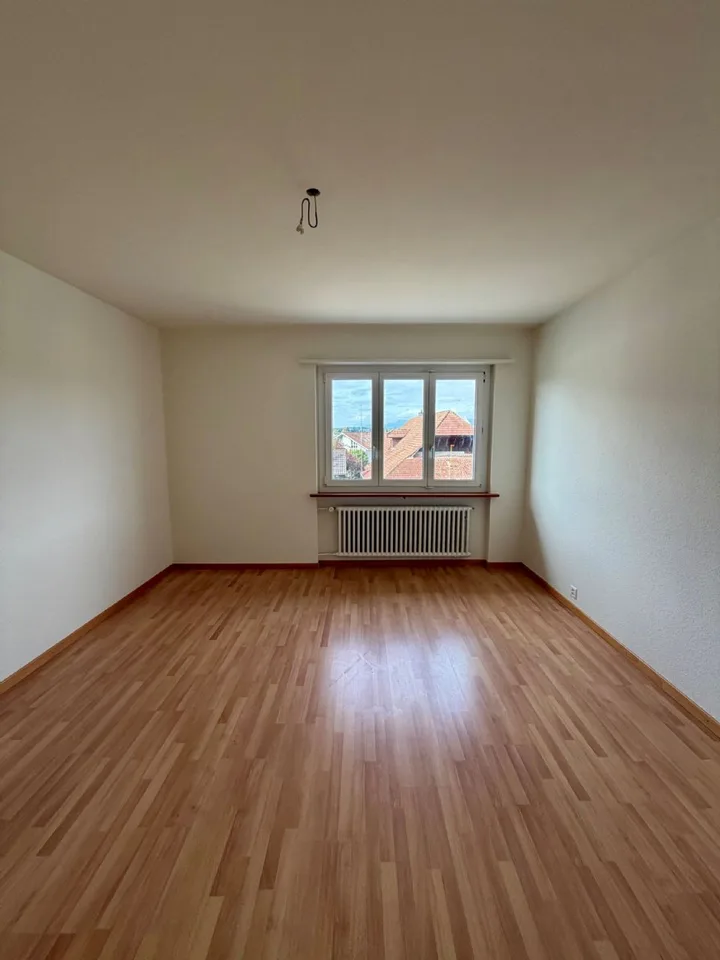 Appartement partiellement rénové dans un endroit calme entouré de verdure, directement au bord de la forêt ! – photo 5 sur 10