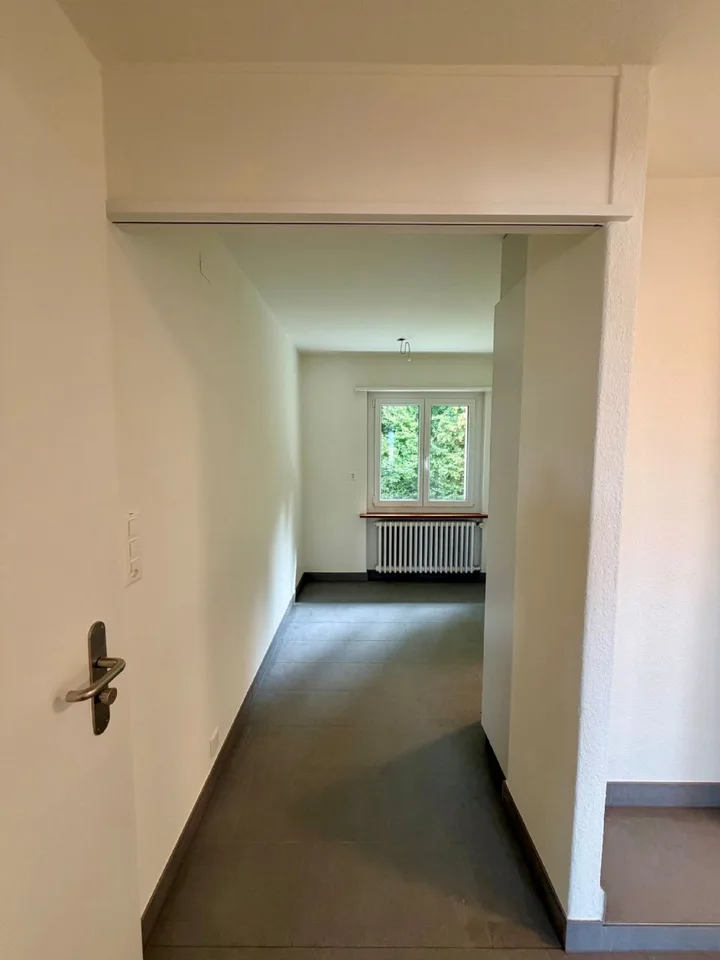Appartement partiellement rénové dans un endroit calme entouré de verdure, directement au bord de la forêt ! – photo 9 sur 10