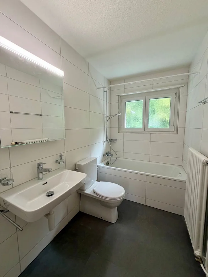 Appartement partiellement rénové dans un endroit calme entouré de verdure, directement au bord de la forêt ! – photo 3 sur 10