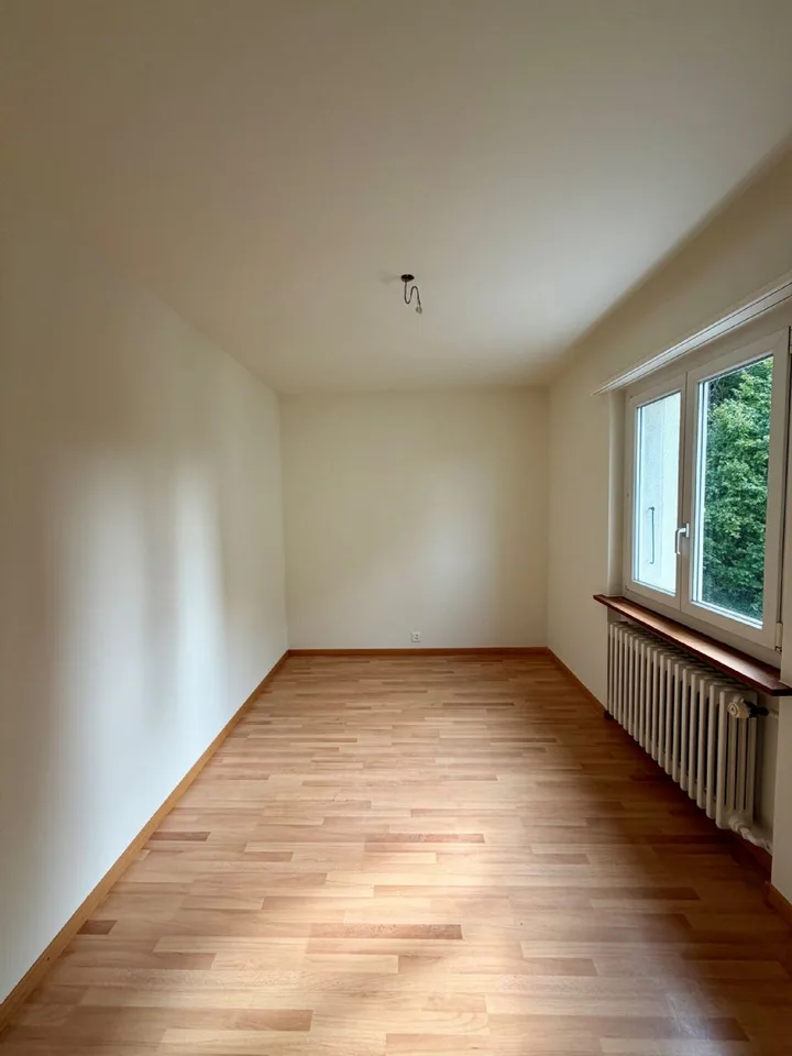 Appartement partiellement rénové dans un endroit calme entouré de verdure, directement au bord de la forêt ! – photo 7 sur 10
