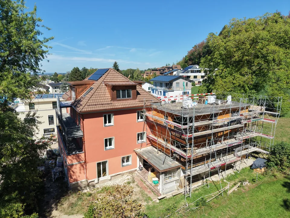 4-Zimmer-Wohnung mit Altbaucharme und traumhafter Sicht auf See und Berge – Foto 2 von 13