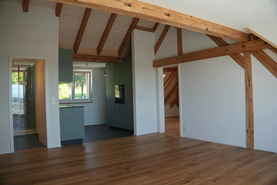 Aussergewöhnliche 3½-Zimmer-Dachwohnung mit Holzbalken und Panoramablick – Foto 4 von 15