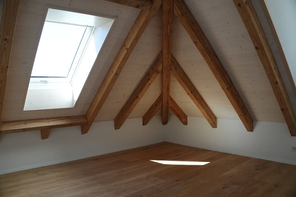 Aussergewöhnliche 3½-Zimmer-Dachwohnung mit Holzbalken und Panoramablick – Foto 9 von 15