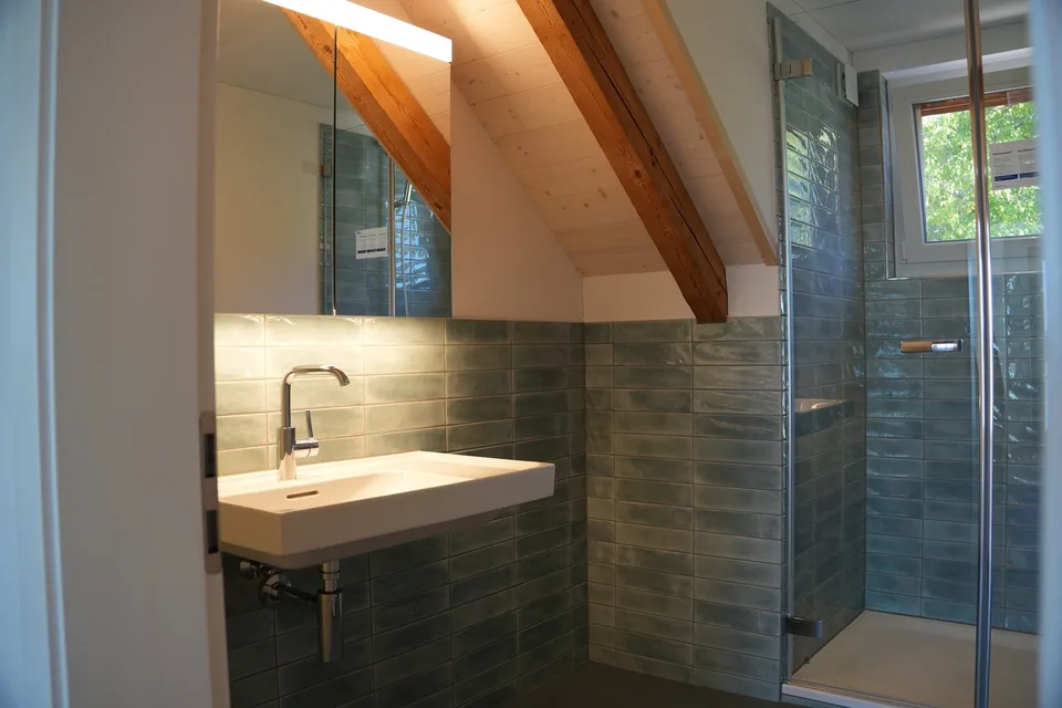 Aussergewöhnliche 3½-Zimmer-Dachwohnung mit Holzbalken und Panoramablick – Foto 10 von 15