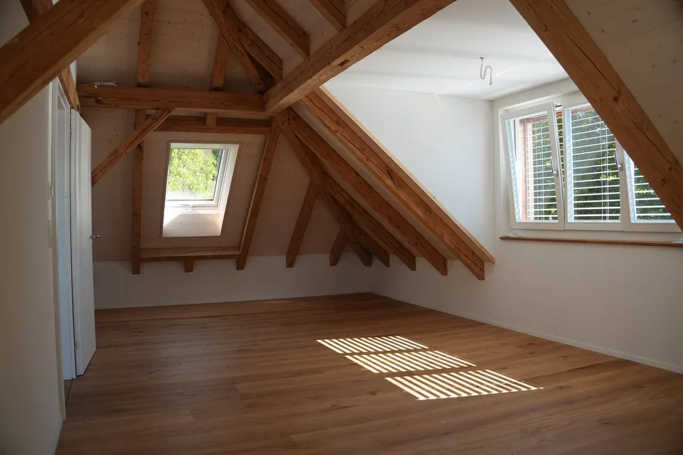Aussergewöhnliche 3½-Zimmer-Dachwohnung mit Holzbalken und Panoramablick – Foto 6 von 15