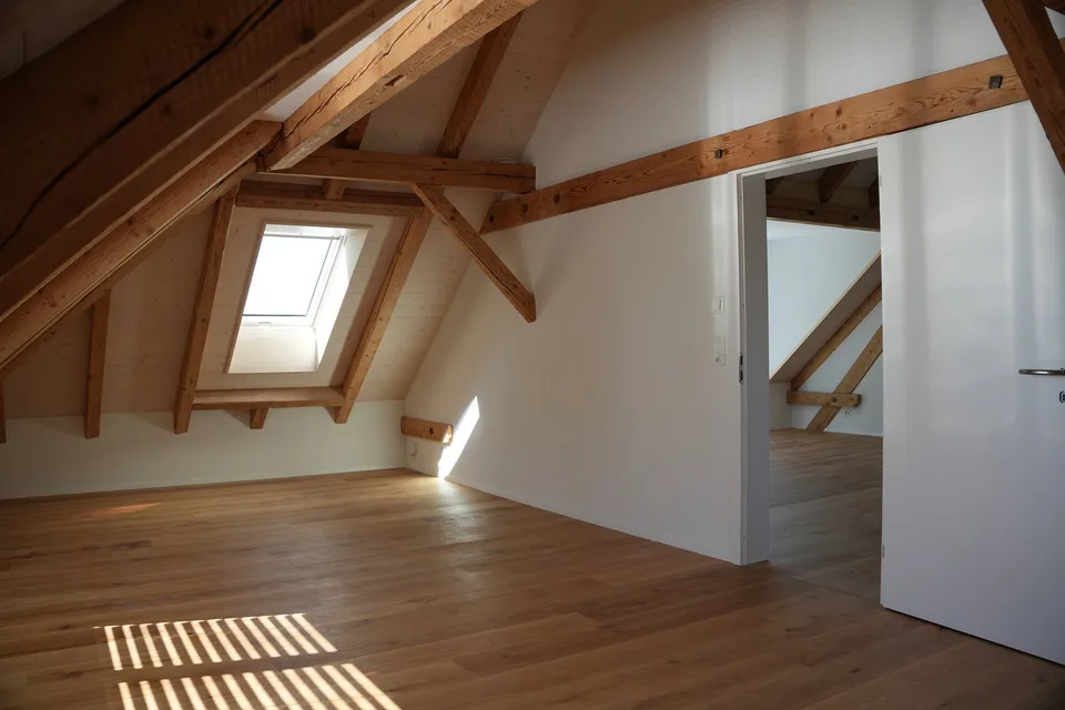 Aussergewöhnliche 3½-Zimmer-Dachwohnung mit Holzbalken und Panoramablick – Foto 7 von 15