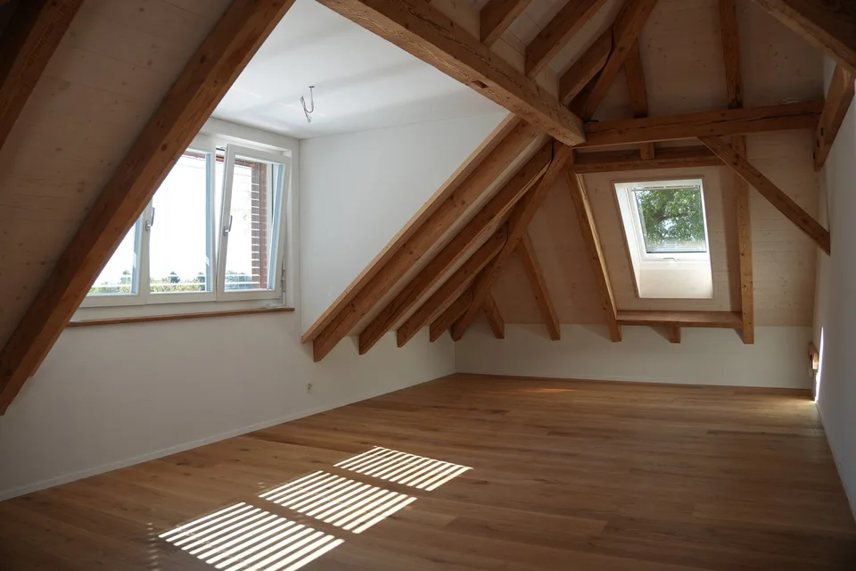 Aussergewöhnliche 3½-Zimmer-Dachwohnung mit Holzbalken und Panoramablick – Foto 8 von 15