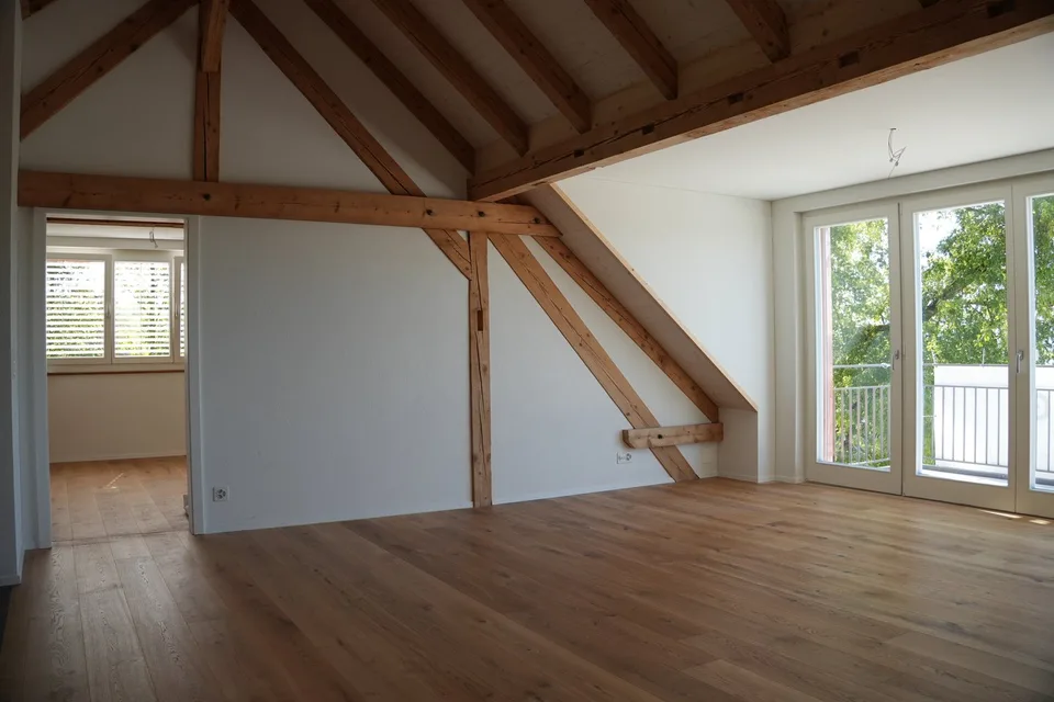 Aussergewöhnliche 3½-Zimmer-Dachwohnung mit Holzbalken und Panoramablick – Foto 5 von 15
