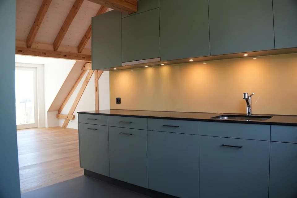 Aussergewöhnliche 3½-Zimmer-Dachwohnung mit Holzbalken und Panoramablick – Foto 3 von 15