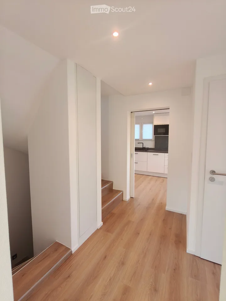 Maison mitoyenne de 4,5 pièces avec garage et parking extérieur – entièrement rénovée à l'intérieur et prête à être occupée – photo 7 sur 27