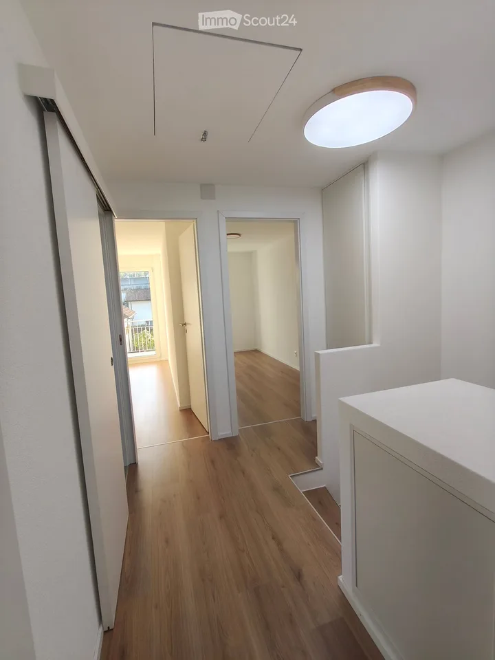 Maison mitoyenne de 4,5 pièces avec garage et parking extérieur – entièrement rénovée à l'intérieur et prête à être occupée – photo 11 sur 27