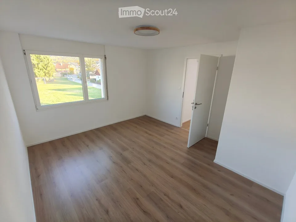 Maison mitoyenne de 4,5 pièces avec garage et parking extérieur – entièrement rénovée à l'intérieur et prête à être occupée – photo 14 sur 27