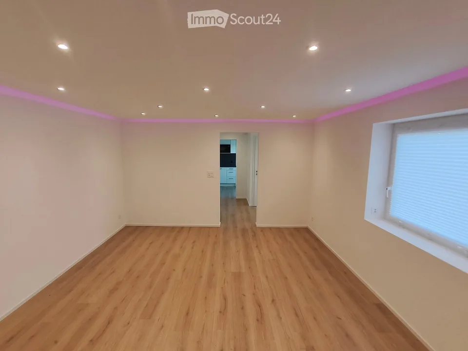 Maison mitoyenne de 4,5 pièces avec garage et parking extérieur – entièrement rénovée à l'intérieur et prête à être occupée – photo 5 sur 27