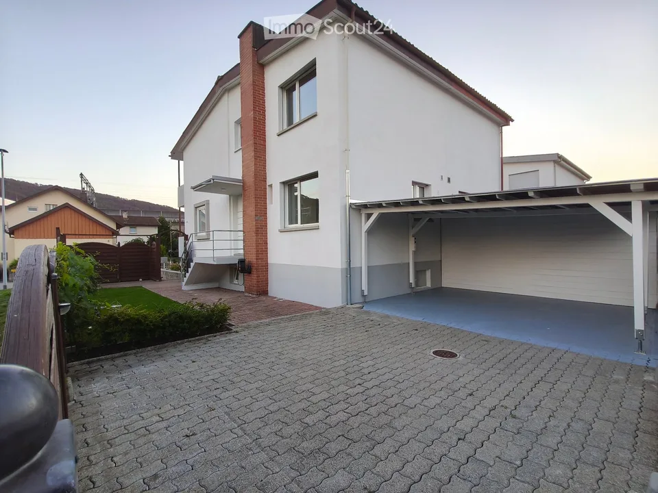 Maison mitoyenne de 4,5 pièces avec garage et parking extérieur – entièrement rénovée à l'intérieur et prête à être occupée – photo 3 sur 27