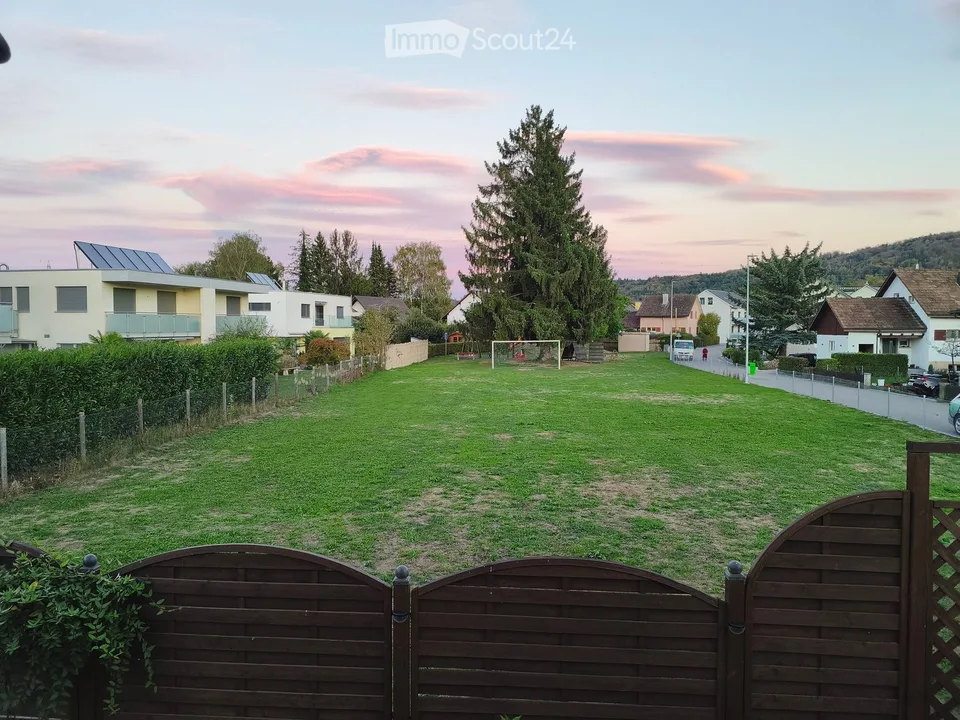 Maison mitoyenne de 4,5 pièces avec garage et parking extérieur – entièrement rénovée à l'intérieur et prête à être occupée – photo 26 sur 27