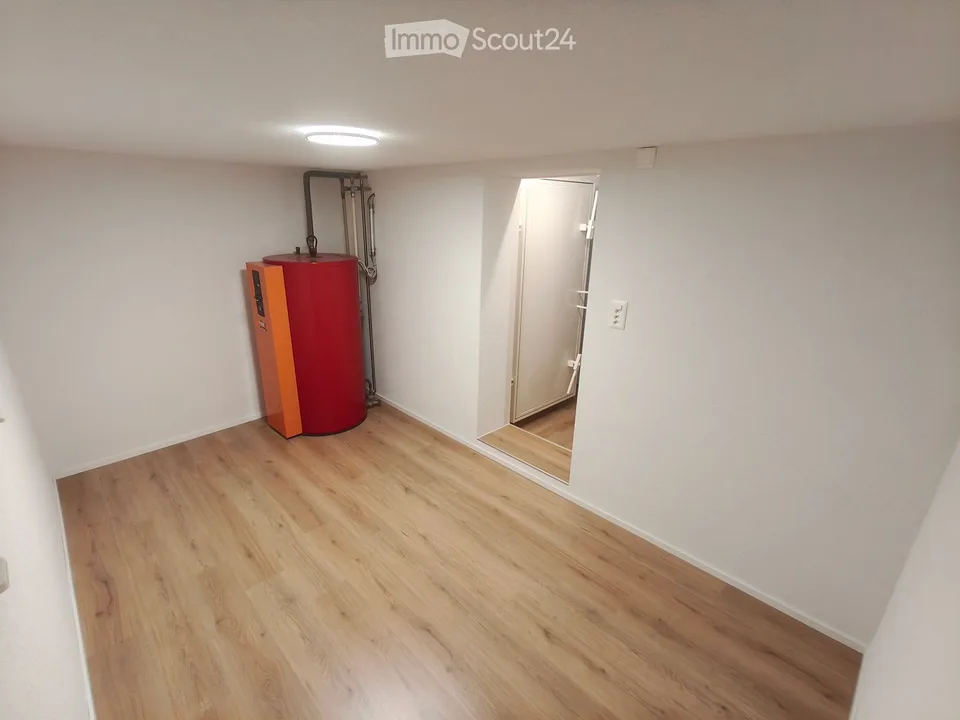Maison mitoyenne de 4,5 pièces avec garage et parking extérieur – entièrement rénovée à l'intérieur et prête à être occupée – photo 20 sur 27