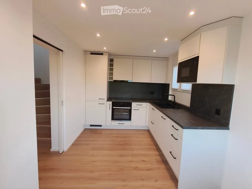 Maison mitoyenne de 4,5 pièces avec garage et parking extérieur – entièrement rénovée à l'intérieur et prête à être occupée – photo 8 sur 27