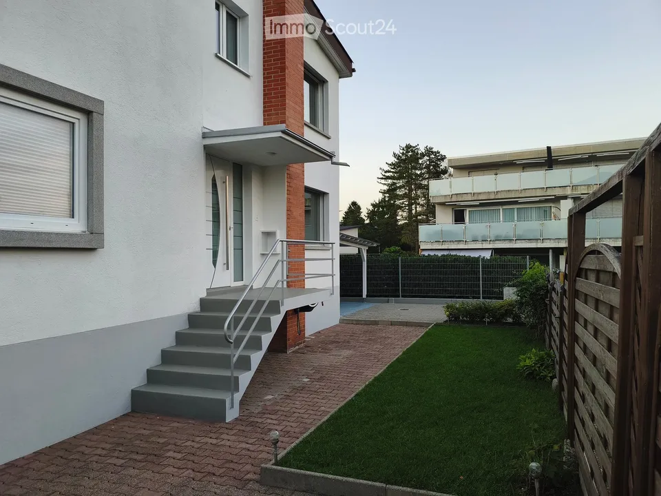 Maison mitoyenne de 4,5 pièces avec garage et parking extérieur – entièrement rénovée à l'intérieur et prête à être occupée – photo 2 sur 27