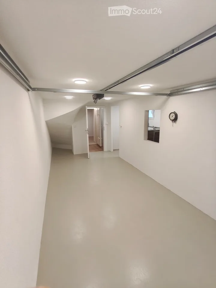 Maison mitoyenne de 4,5 pièces avec garage et parking extérieur – entièrement rénovée à l'intérieur et prête à être occupée – photo 19 sur 27