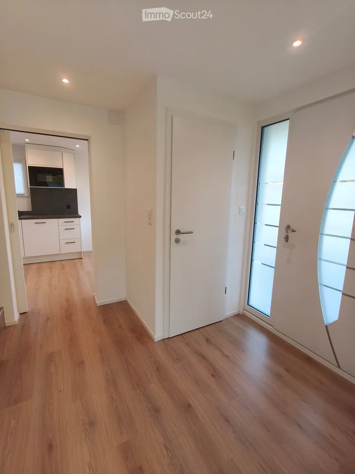 Maison mitoyenne de 4,5 pièces avec garage et parking extérieur – entièrement rénovée à l'intérieur et prête à être occupée – photo 4 sur 27