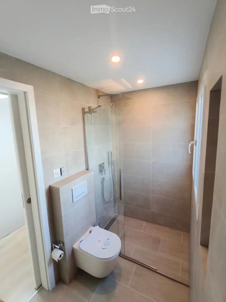Maison mitoyenne de 4,5 pièces avec garage et parking extérieur – entièrement rénovée à l'intérieur et prête à être occupée – photo 12 sur 27