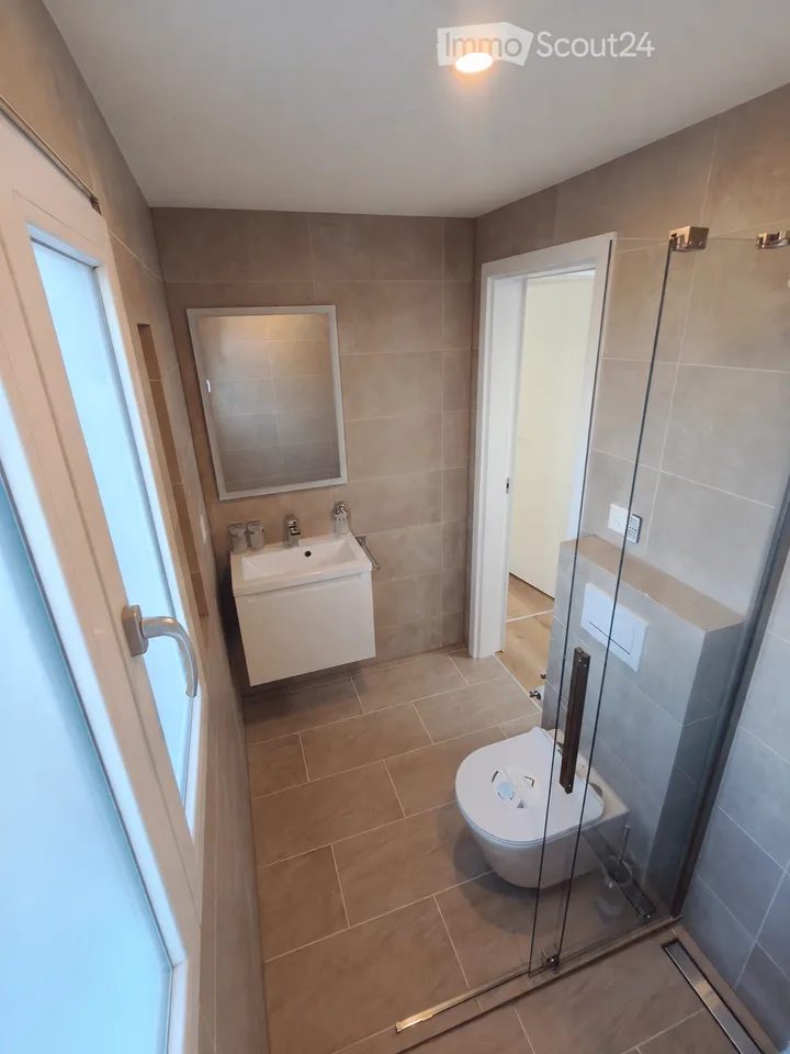 Maison mitoyenne de 4,5 pièces avec garage et parking extérieur – entièrement rénovée à l'intérieur et prête à être occupée – photo 13 sur 27