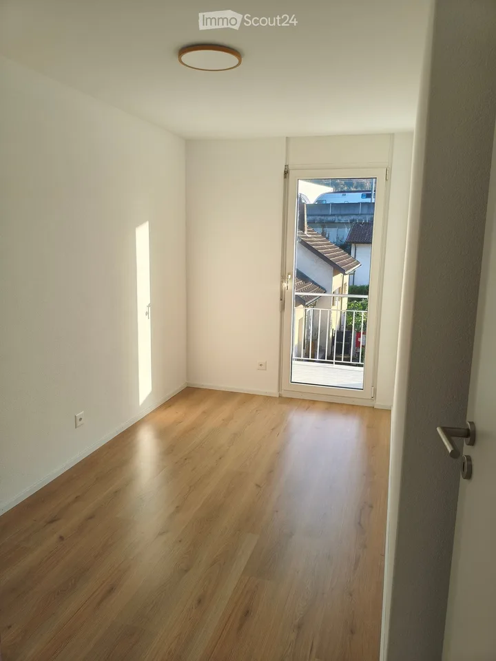 Maison mitoyenne de 4,5 pièces avec garage et parking extérieur – entièrement rénovée à l'intérieur et prête à être occupée – photo 15 sur 27