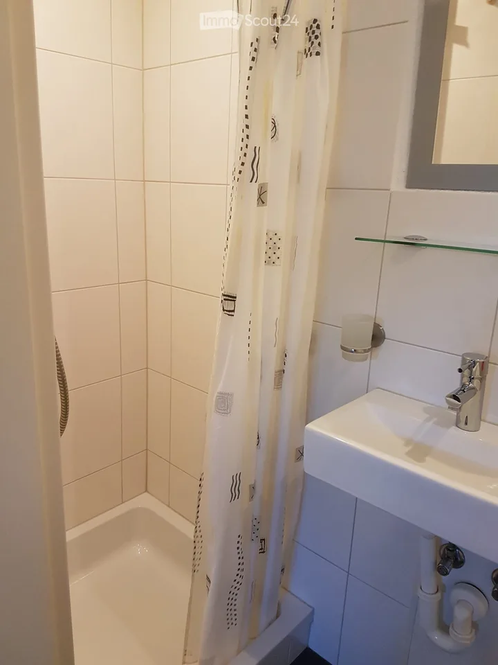 möbliertes Zimmer, – Foto 3 von 5