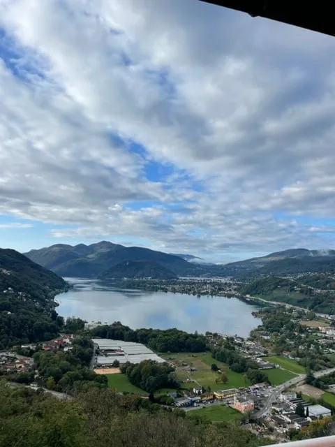 Elegantes Landhaus mit Panoramablick auf den See, Infinity-Pool und privatem Garten – Foto 3 von 13