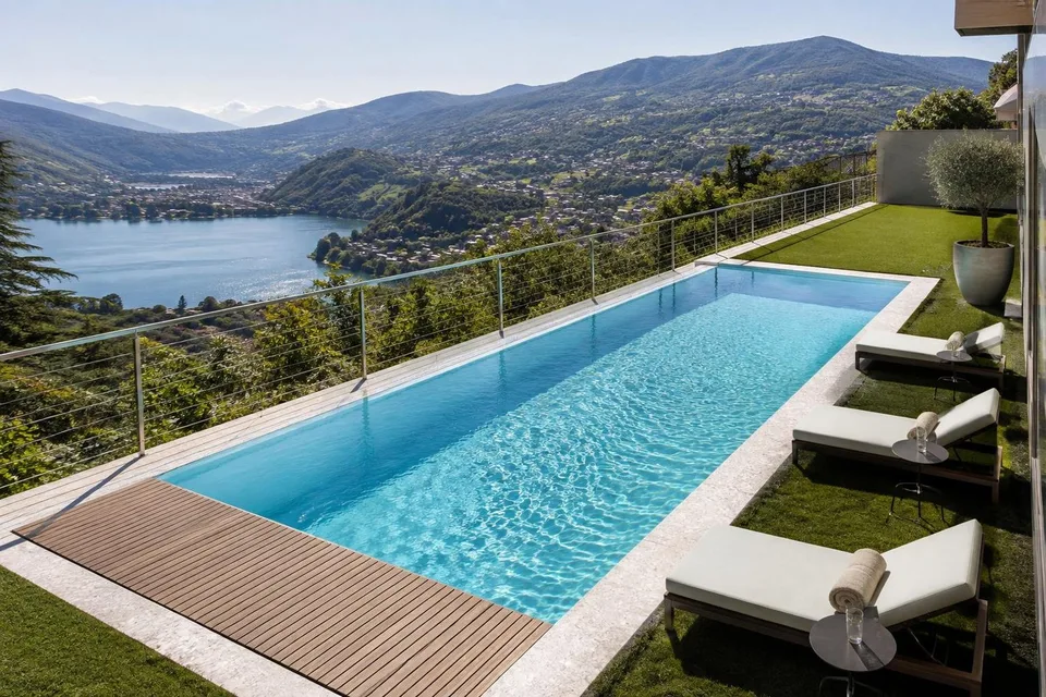 Elegantes Landhaus mit Panoramablick auf den See, Infinity-Pool und privatem Garten – Foto 6 von 13